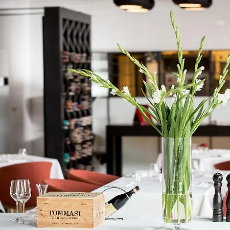 Blow Up Hall 5050 5*