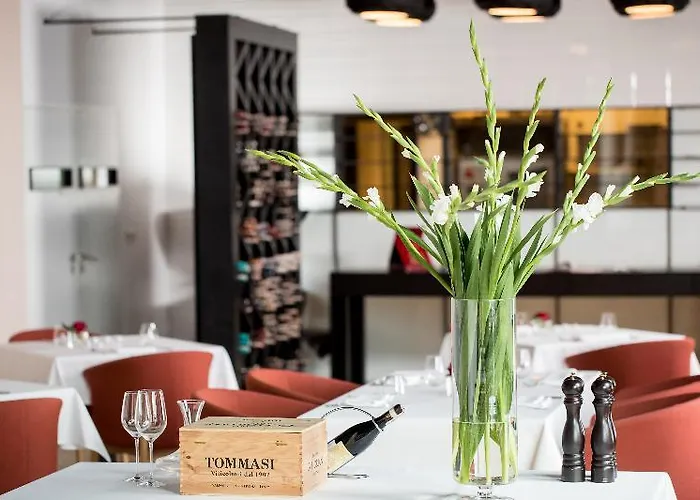 Blow Up Hall 5050 5*