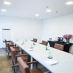 Blow Up Hall 5050 Готель Познань