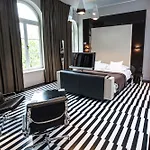 Готель Blow Up Hall 5050