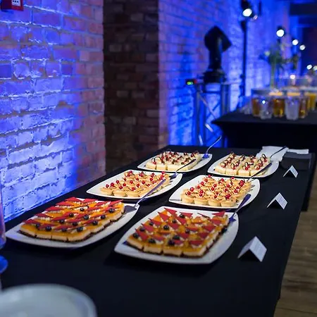 Blow Up Hall 5050 5*