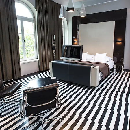 Hotel Blow Up Hall 5050