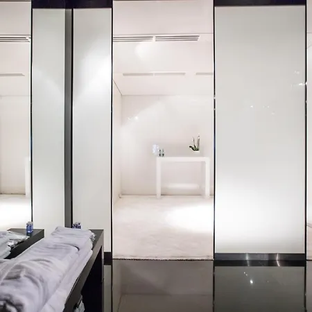 Blow Up Hall 5050 5*