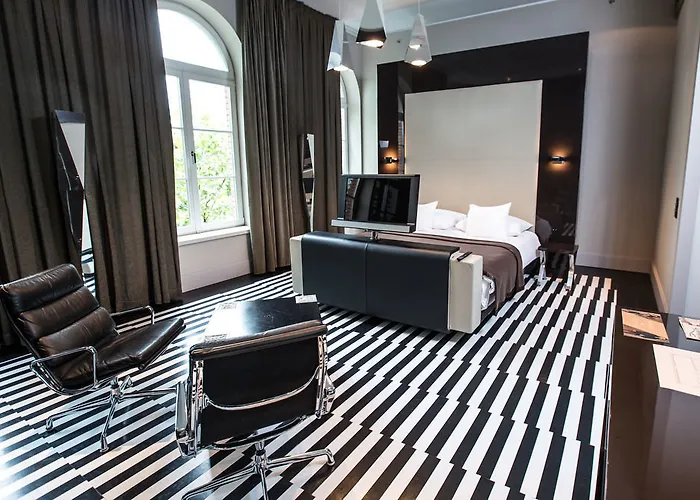 Hotel Blow Up Hall 5050