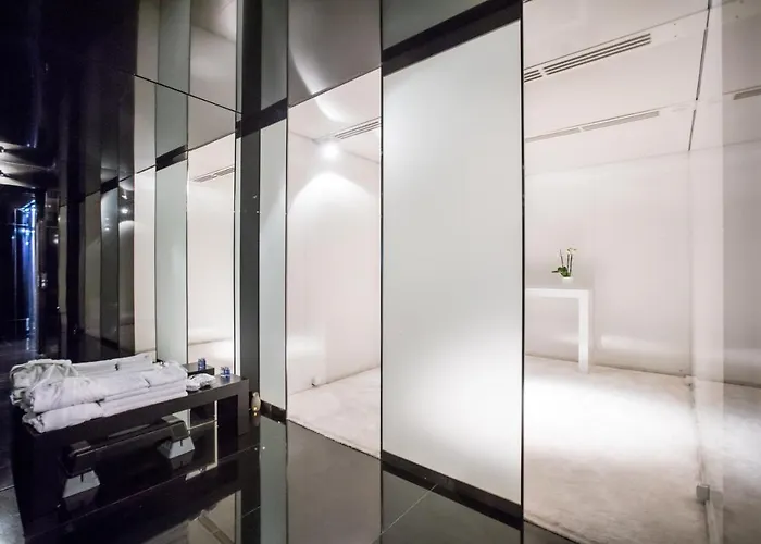 Отель Blow Up Hall 5050